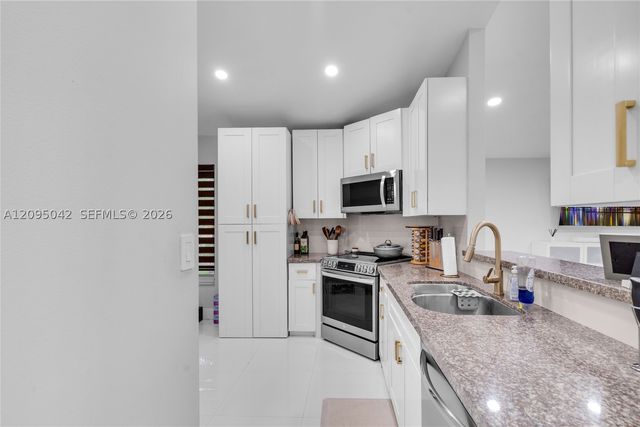 11817 SW 7th St, Pembroke Pines, FL 33025