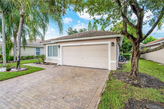 11817 SW 7th St, Pembroke Pines, FL 33025