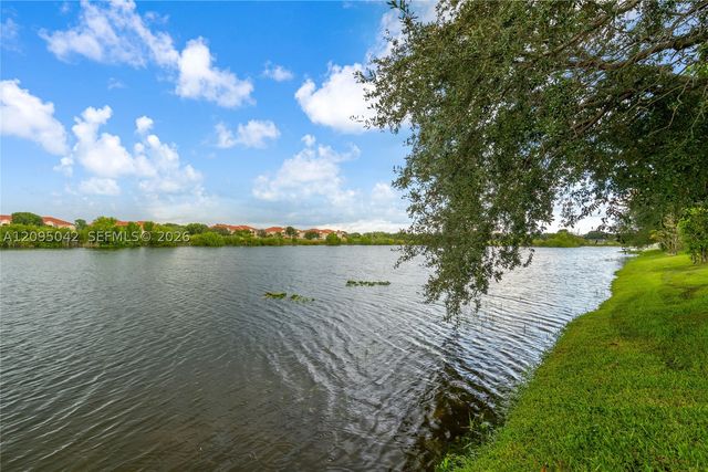 11817 SW 7th St, Pembroke Pines, FL 33025