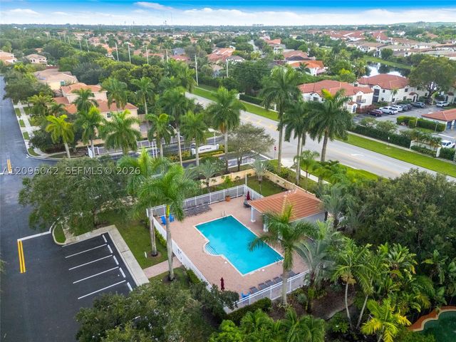 11817 SW 7th St, Pembroke Pines, FL 33025