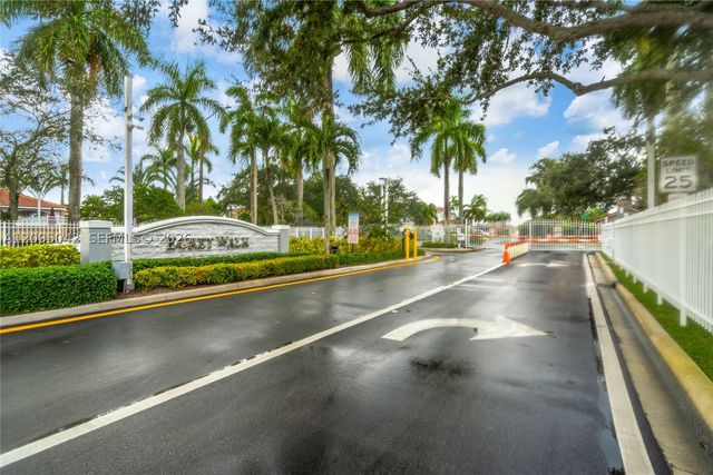 11817 SW 7th St, Pembroke Pines, FL 33025