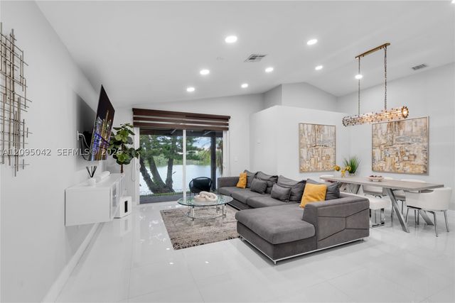 11817 SW 7th St, Pembroke Pines, FL 33025