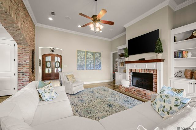 32953 Fox Run Dr, Walker, LA 70785