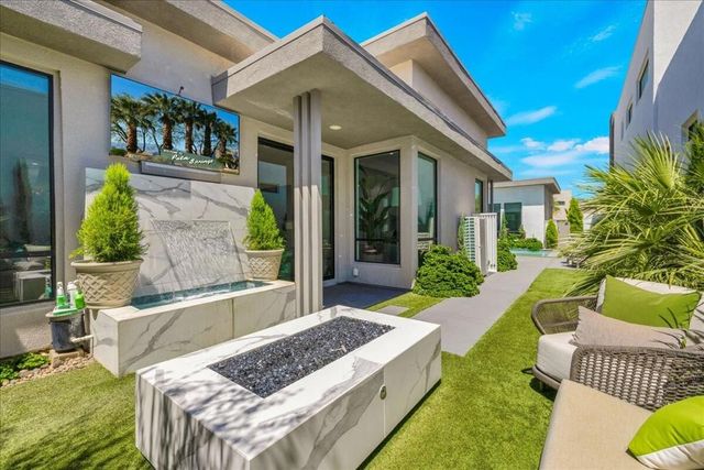 141 Blue Moon Drive, Palm Springs, CA 92262