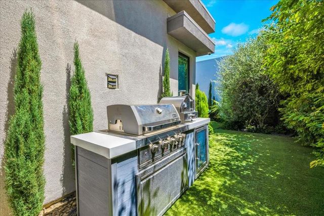 141 Blue Moon Drive, Palm Springs, CA 92262