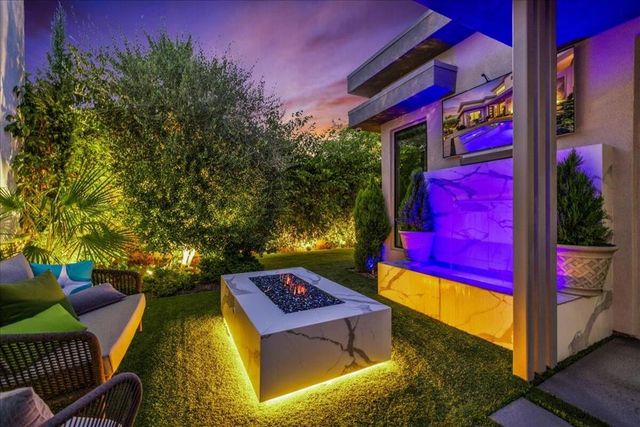 141 Blue Moon Drive, Palm Springs, CA 92262