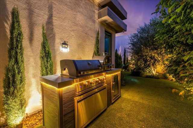 141 Blue Moon Drive, Palm Springs, CA 92262