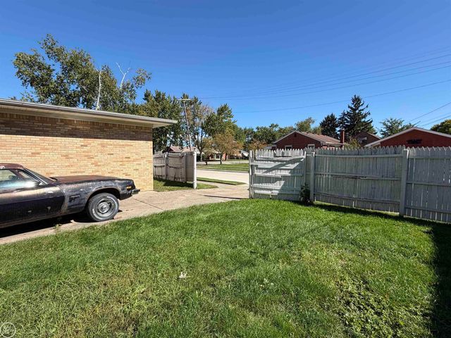 16990 Martin Road, Roseville, MI 48066