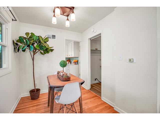 12050 Ne BROADWAY, Portland, OR 97220