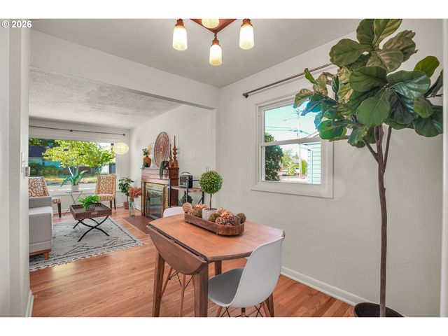 12050 Ne BROADWAY, Portland, OR 97220