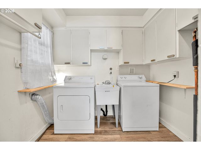 12050 Ne BROADWAY, Portland, OR 97220