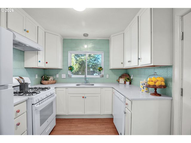12050 Ne BROADWAY, Portland, OR 97220