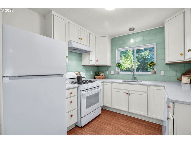 12050 Ne BROADWAY, Portland, OR 97220