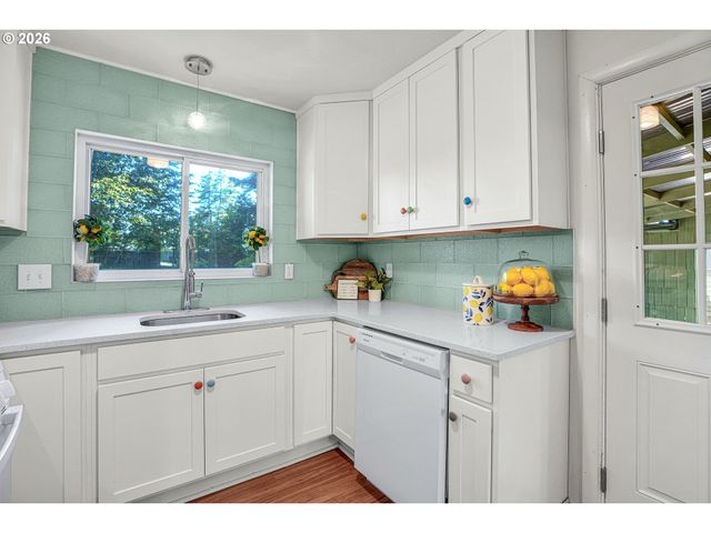 12050 Ne BROADWAY, Portland, OR 97220