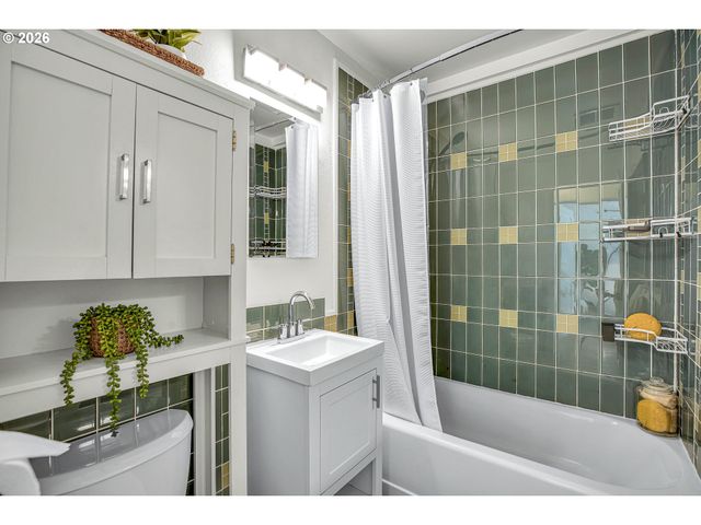 12050 Ne BROADWAY, Portland, OR 97220