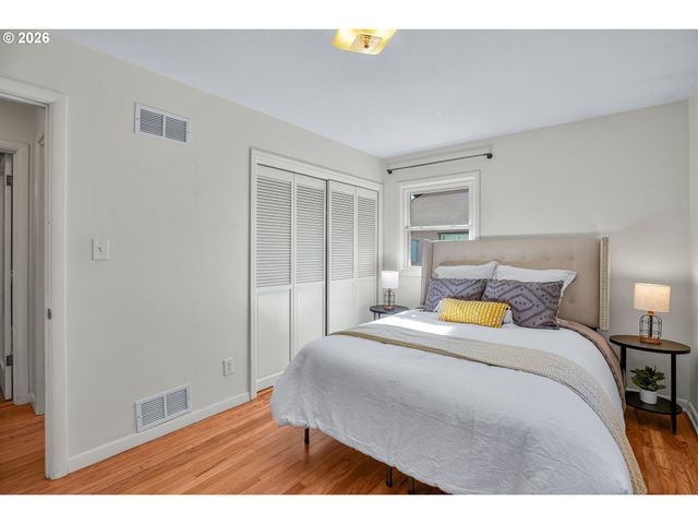12050 Ne BROADWAY, Portland, OR 97220