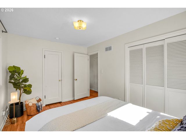 12050 Ne BROADWAY, Portland, OR 97220