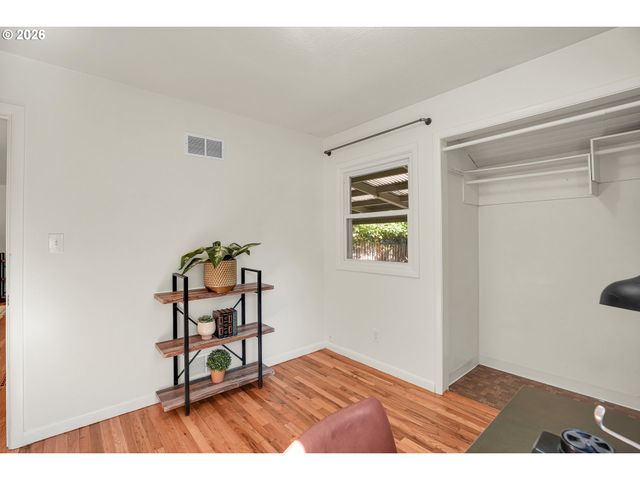 12050 Ne BROADWAY, Portland, OR 97220