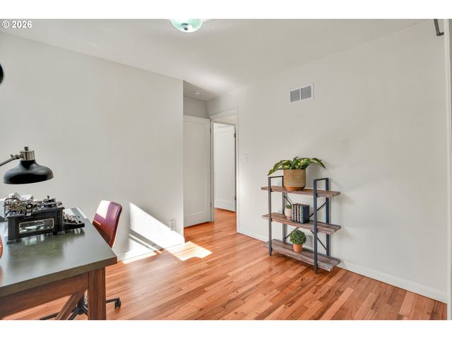 12050 Ne BROADWAY, Portland, OR 97220