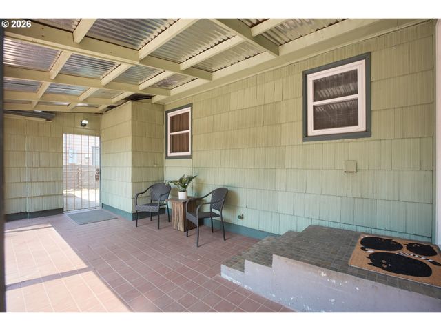 12050 Ne BROADWAY, Portland, OR 97220