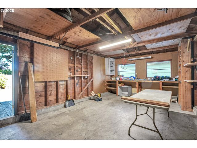 12050 Ne BROADWAY, Portland, OR 97220
