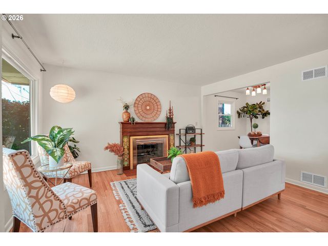 12050 Ne BROADWAY, Portland, OR 97220