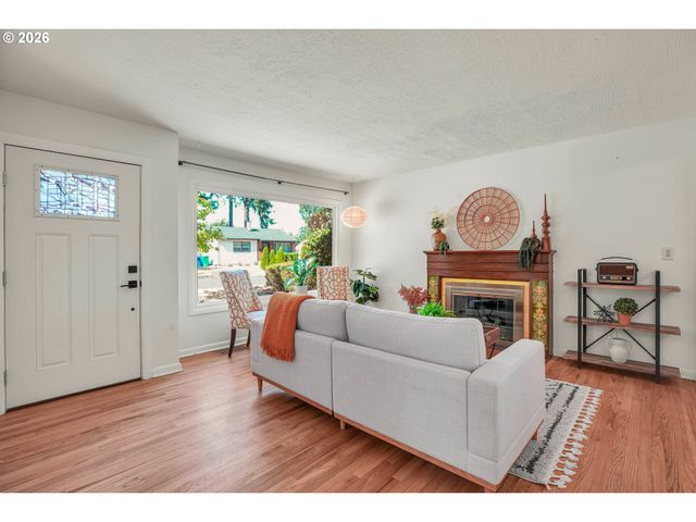12050 Ne BROADWAY, Portland, OR 97220