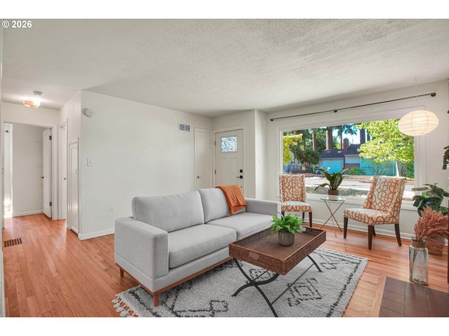 12050 Ne BROADWAY, Portland, OR 97220