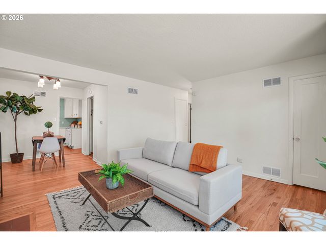 12050 Ne BROADWAY, Portland, OR 97220