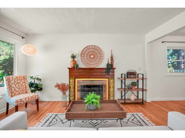 12050 Ne BROADWAY, Portland, OR 97220