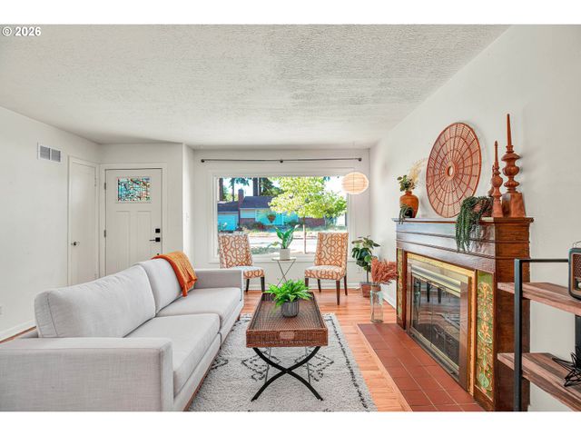 12050 Ne BROADWAY, Portland, OR 97220