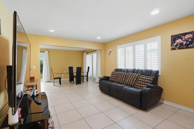 1402 NE 32nd Street A-b, Oakland Park, FL 33334