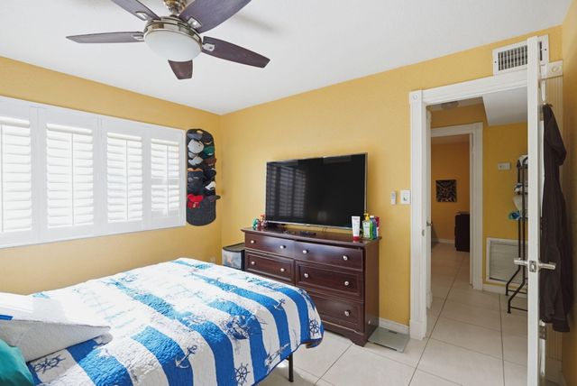1402 NE 32nd Street A-b, Oakland Park, FL 33334