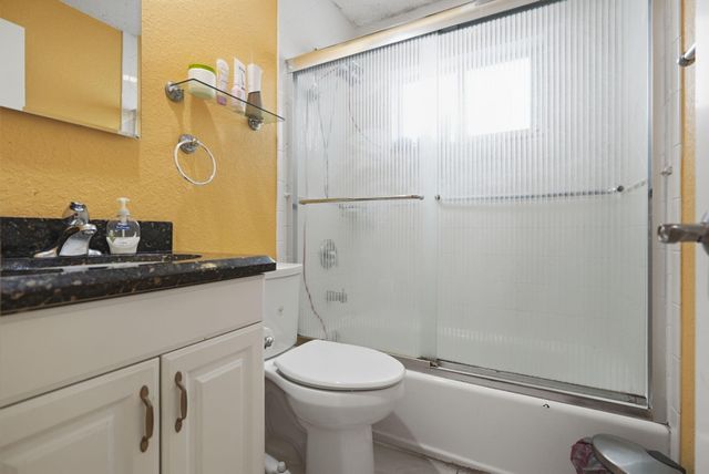 1402 NE 32nd Street A-b, Oakland Park, FL 33334