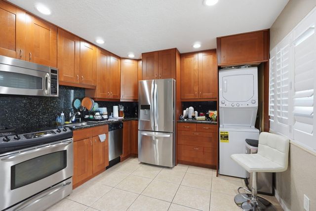 1402 NE 32nd Street A-b, Oakland Park, FL 33334