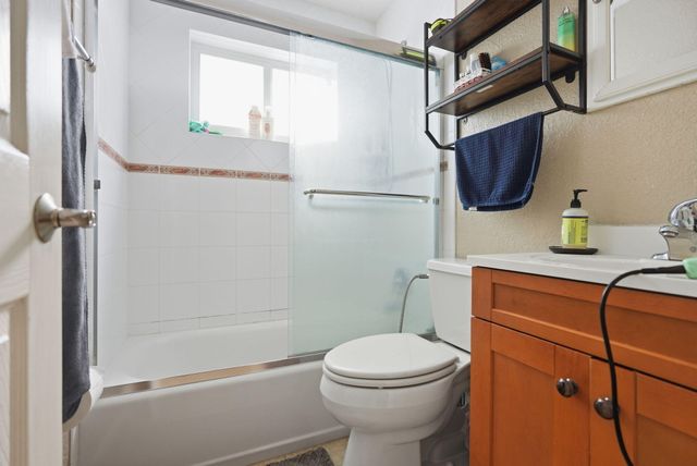 1402 NE 32nd Street A-b, Oakland Park, FL 33334