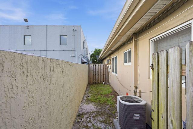 1402 NE 32nd Street A-b, Oakland Park, FL 33334