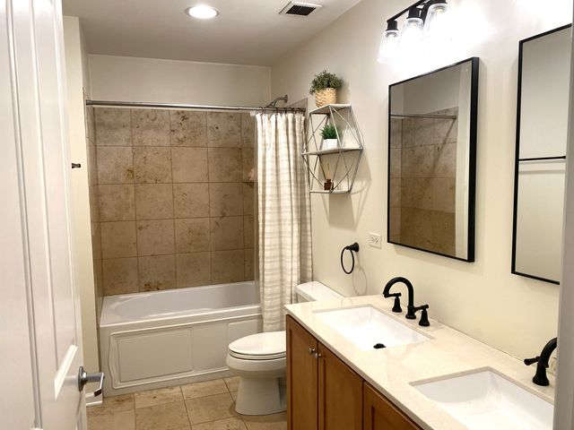 828 W Grace Street 1208, Chicago, IL 60613