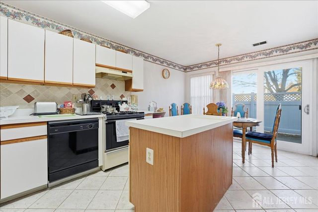 11 Letts Court, Sayreville, NJ 08872