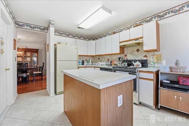 11 Letts Court, Sayreville, NJ 08872