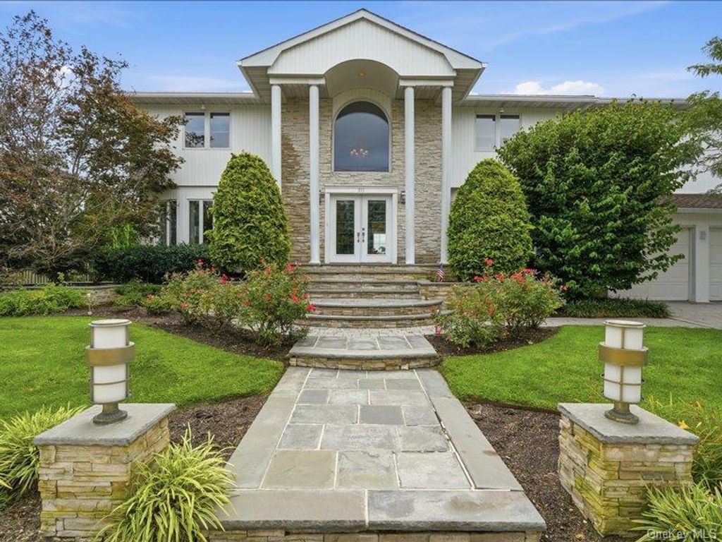 211 Whitewood Drive, Massapequa Park, NY 11762 — exterior