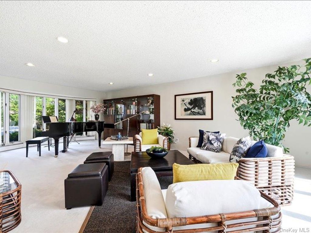 211 Whitewood Drive, Massapequa Park, NY 11762 — photo 4