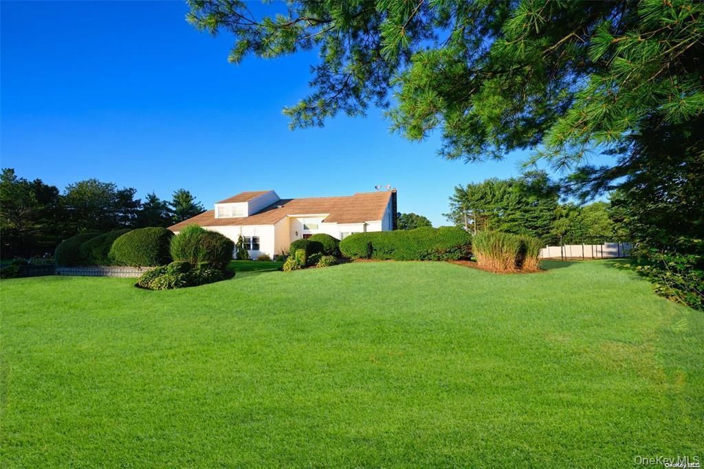 4 Jester Court, Dix Hills, NY 11746 — photo 2