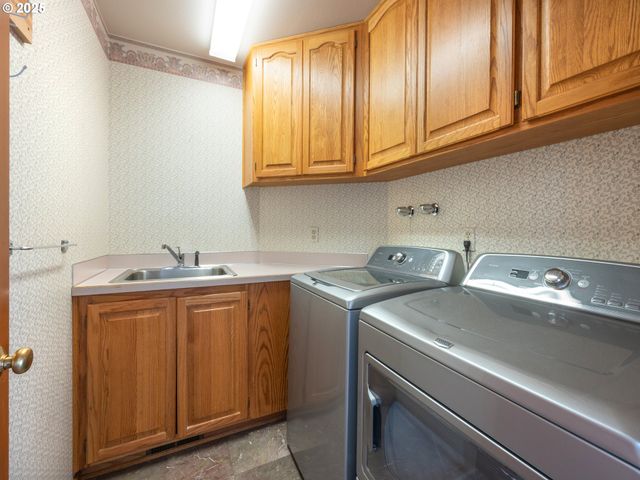 2037 MORNING VIEW Dr, Eugene, OR 97405