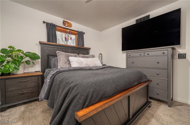 530 Midvale Mine Road SE, New Philadelphia, OH 44663