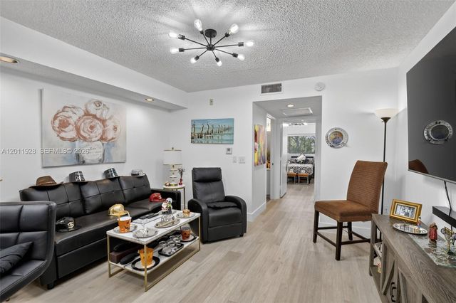 800 SW 137th Ave 411G, Pembroke Pines, FL 33027