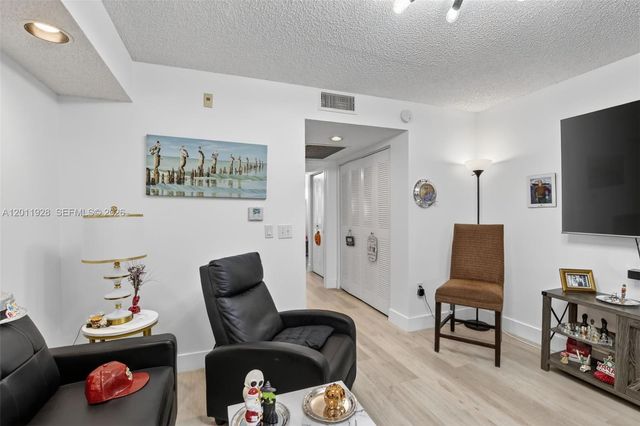 800 SW 137th Ave 411G, Pembroke Pines, FL 33027