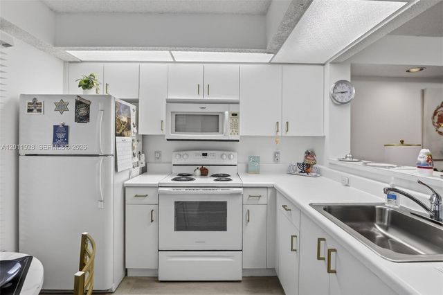 800 SW 137th Ave 411G, Pembroke Pines, FL 33027