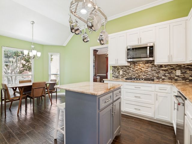 9502 Valley Lake Lane, Irving, TX 75063