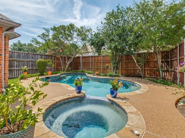 9502 Valley Lake Lane, Irving, TX 75063